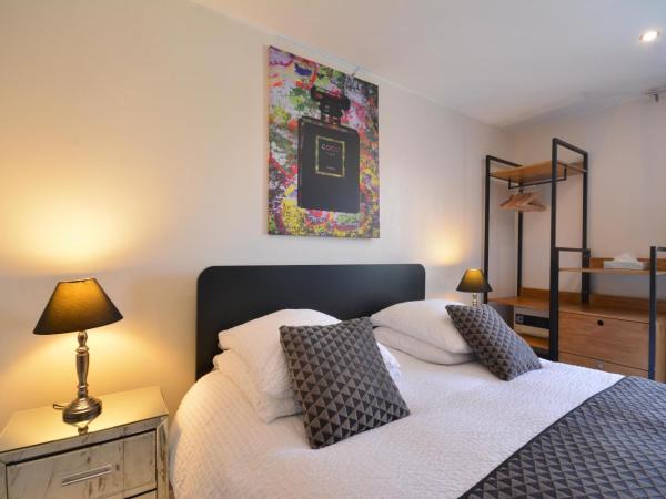 chambres d hotes Le Mas Julien piscine chauffée adult only : photo 4 de la chambre chambre double avec terrasse