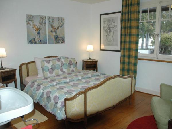 Chalet la Griotte : photo 7 de la chambre chambre double avec salle de bains commune