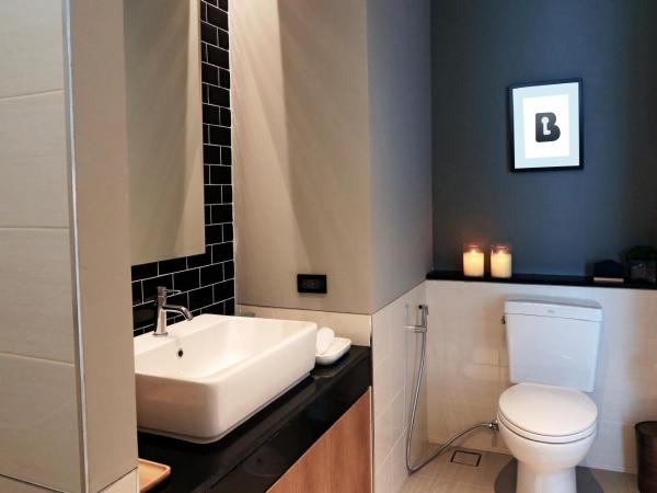 B Stay Hotel - SHA Plus Certified : photo 8 de la chambre chambre lit queen-size avec balcon