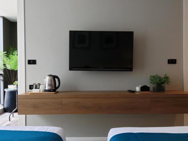 B Stay Hotel - SHA Plus Certified : photo 10 de la chambre chambre lit queen-size avec balcon