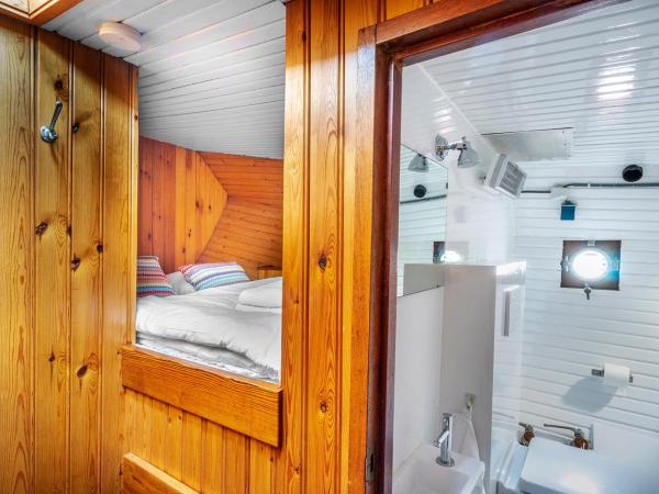 Asile Flottant : photo 9 de la chambre appartement avec douche