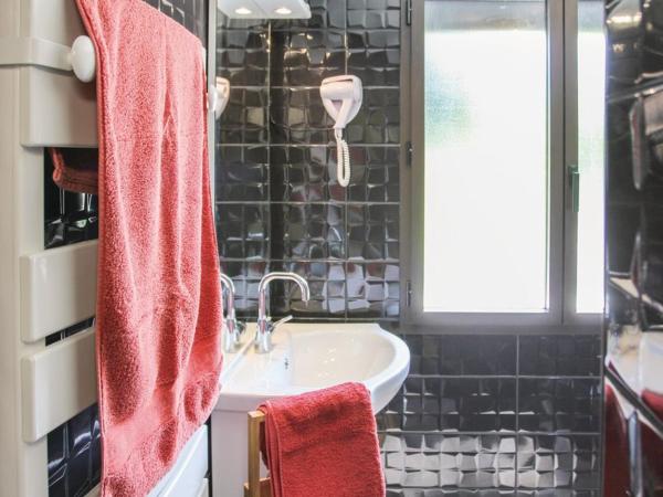 Maison 4 étoiles et Studio 3 étoiles indépendants avec piscine : photo 8 de la chambre chambre double avec salle de bains privative