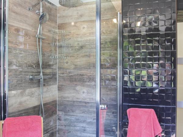 Maison 4 étoiles et Studio 3 étoiles indépendants avec piscine : photo 7 de la chambre chambre double avec salle de bains privative