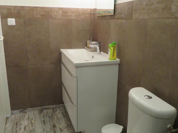 Maison 4 étoiles et Studio 3 étoiles indépendants avec piscine : photo 10 de la chambre chambre double avec salle de bains privative