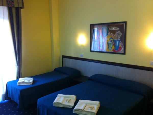 Hotel Lugano : photo 9 de la chambre chambre triple