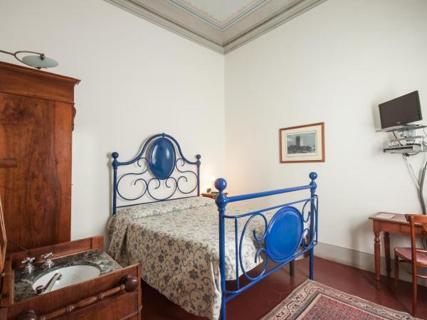 Casa Rovai Guest House : photo 1 de la chambre chambre double avec petit lit double et salle de bains privative extérieure