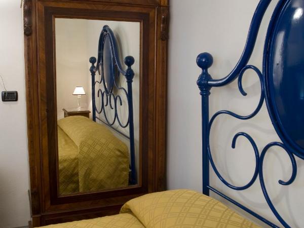 Casa Rovai Guest House : photo 3 de la chambre chambre double avec petit lit double et salle de bains privative extérieure