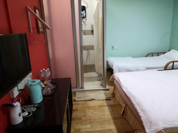 Home Inn Hotel : photo 5 de la chambre chambre familiale avec salle de bains privative