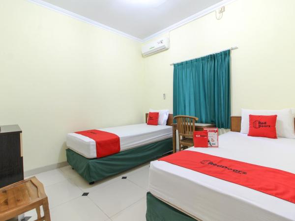 RedDoorz near Rumah Sakit Condong Catur : photo 5 de la chambre chambre lits jumeaux