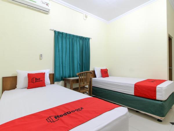 RedDoorz near Rumah Sakit Condong Catur : photo 2 de la chambre chambre lits jumeaux