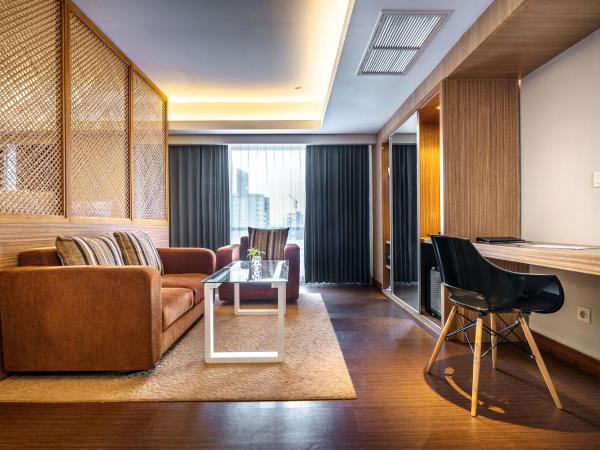 CROWN PRINCE Hotel Surabaya Managed by Midtown Indonesia : photo 4 de la chambre suite chic