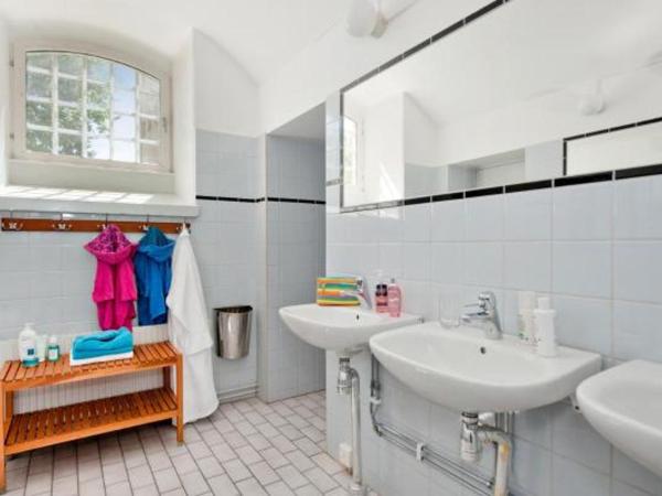 STF Långholmen Hostel Corridor : photo 3 de la chambre chambre lits jumeaux avec toilettes communes