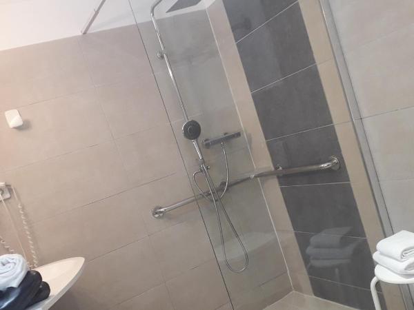 Hotel De La Mer : photo 5 de la chambre chambre double avec douche à l'italienne - climatisée