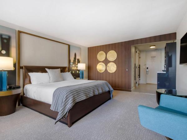 Omni Charlotte Hotel : photo 3 de la chambre chambre lit king-size premier - accessible aux personnes à mobilité réduite