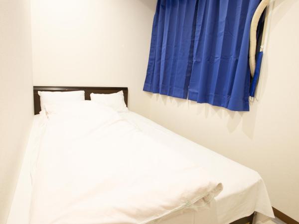 123 Guesthouse : photo 2 de la chambre double room with small double bed and shared bathroom - l