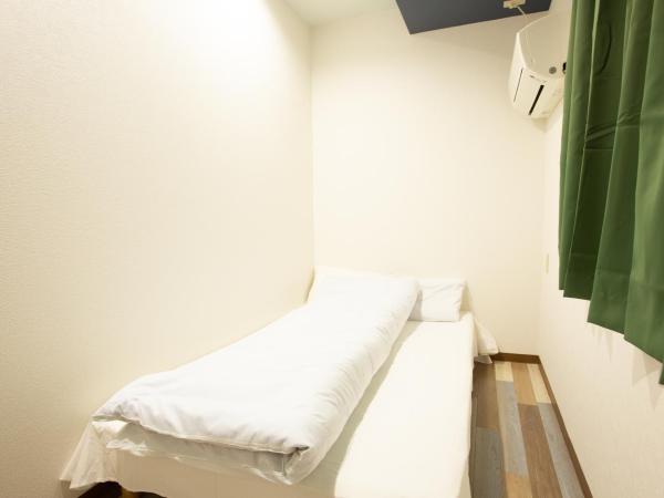 123 Guesthouse : photo 2 de la chambre double room with small double bed and shared bathroom - m