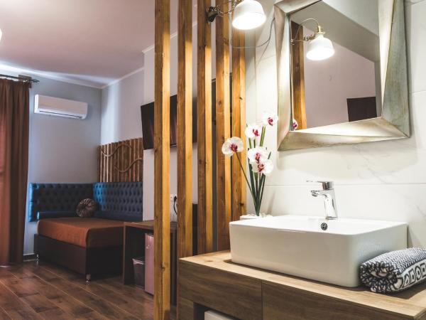 Dome Rooms Downtown : photo 1 de la chambre chambre triple avec balcon