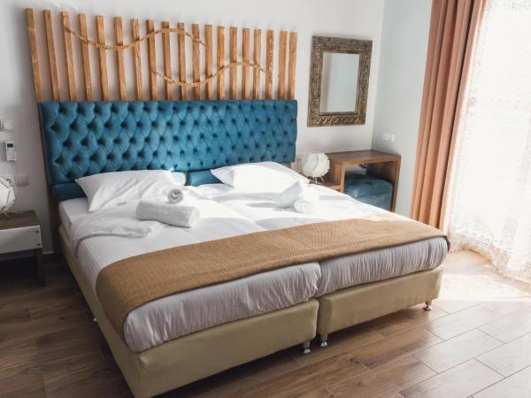 Dome Rooms Downtown : photo 2 de la chambre chambre triple avec balcon