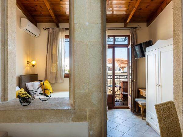 Phaedra Suites : photo 7 de la chambre suite avec balcon et vue sur la piscine