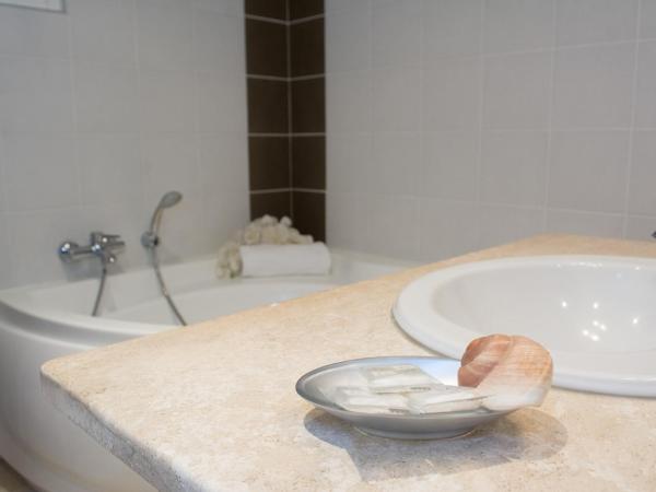 Hotel Roc E Mare : photo 1 de la chambre chambre triple - mare