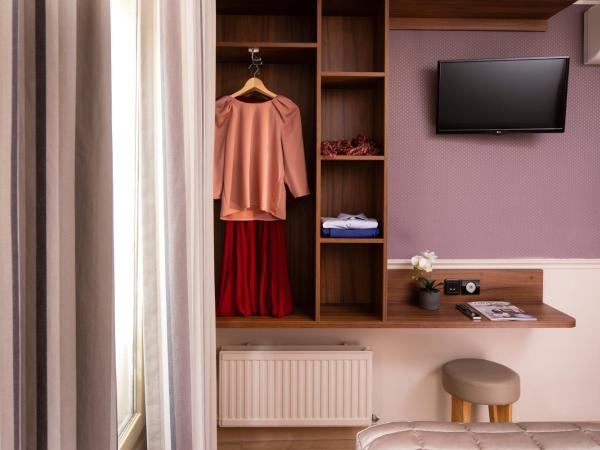 Hôtel de la Tour Eiffel : photo 4 de la chambre chambre quadruple avec terrasse