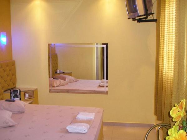 MOTEL RED LOVE : photo 1 de la chambre chambre double avec salle de bains privative