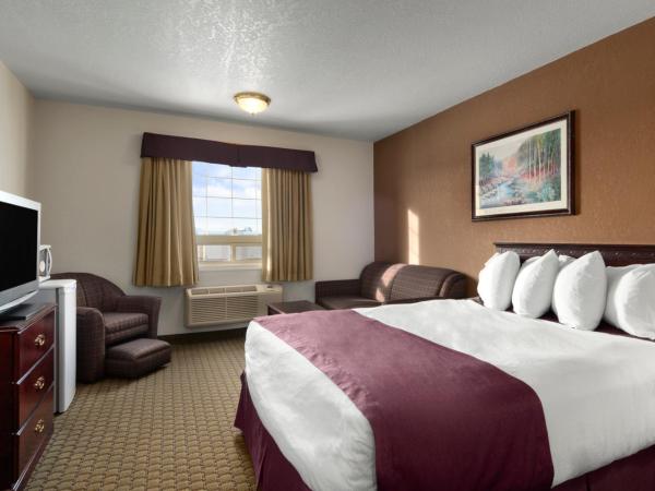 Ramada by Wyndham Red Deer Hotel & Suites : photo 2 de la chambre chambre lit king-size avec canapé-lit - non-fumeurs