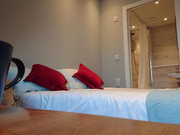 Falcon Crest Guest House : photo 3 de la chambre chambre double deluxe avec baignoire