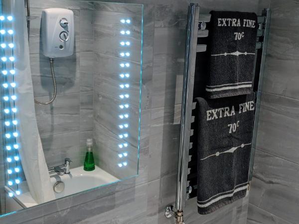 Falcon Crest Guest House : photo 5 de la chambre chambre simple avec salle de bains privative