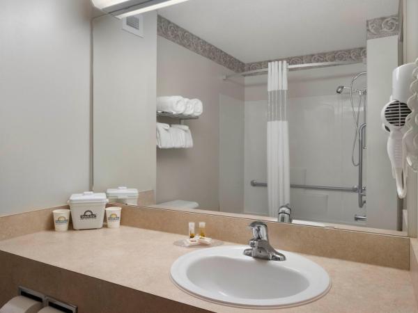 Days Inn by Wyndham Red Deer : photo 4 de la chambre suite lit king-size premier - non-fumeurs