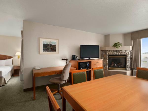 Days Inn by Wyndham Red Deer : photo 1 de la chambre suite deluxe avec lit king-size