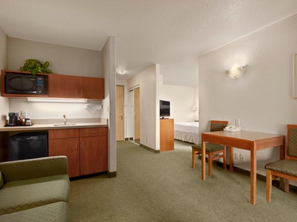 Days Inn by Wyndham Red Deer : photo 2 de la chambre suite deluxe avec lit king-size