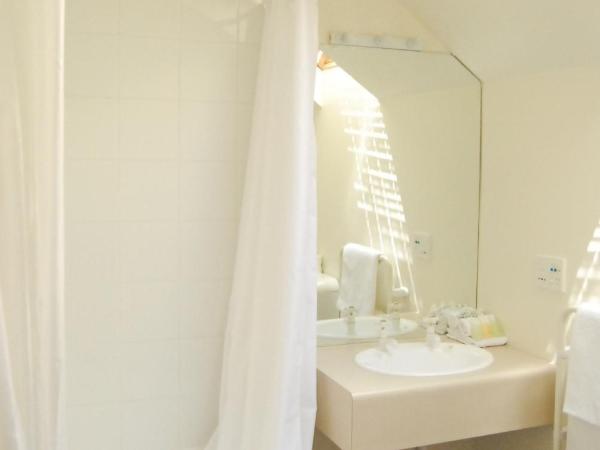 Rosewood Court Motel : photo 1 de la chambre studio avec baignoire spa
