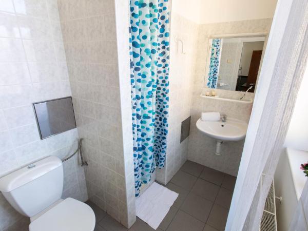 Masarykova Kolej : photo 1 de la chambre chambre lits jumeaux avec salle de bains privative