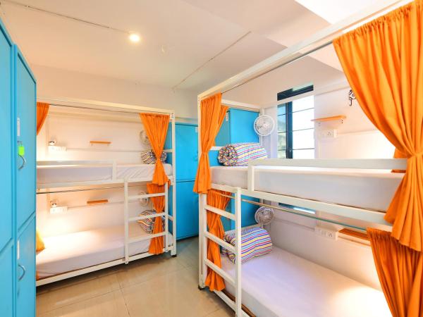 goSTOPS Mumbai : photo 5 de la chambre bed in 6 bed mixed ac dormitory room with ensuite bathroom