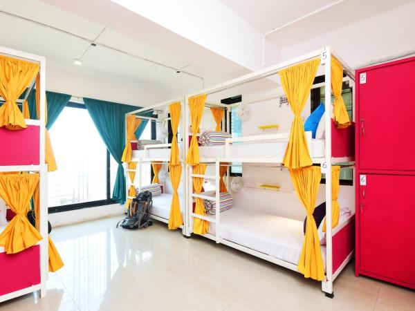 goSTOPS Mumbai : photo 6 de la chambre bed in 8 bed mixed ac dormitory room with shared bathroom