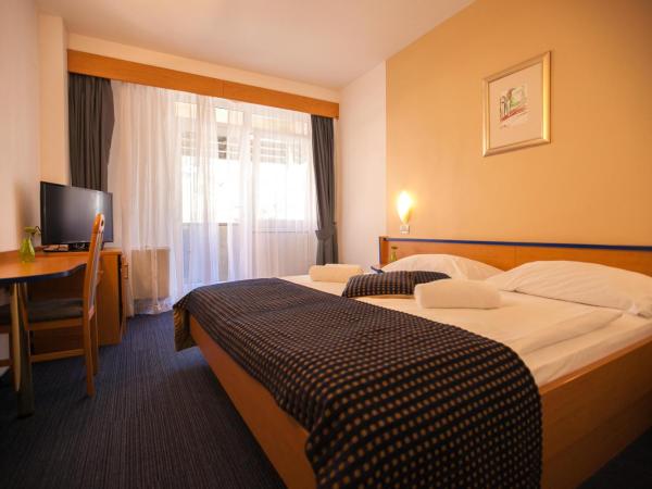 Hotel Dražica - Hotel Resort Dražica : photo 2 de la chambre chambre familiale avec balcon