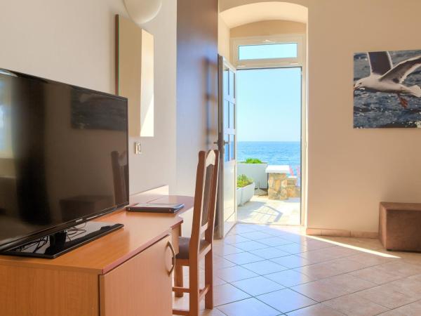 Villa Tamaris - Hotel Resort Dražica : photo 1 de la chambre suite avec terrasse et vue sur la mer