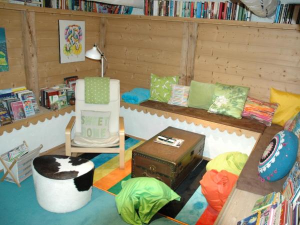 Chalet la Griotte : photo 6 de la chambre chambre sextuple avec balcon et salle de bains commune