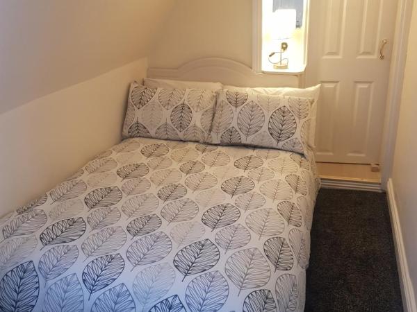 Billycan Guest Rooms : photo 1 de la chambre petite chambre double avec douche