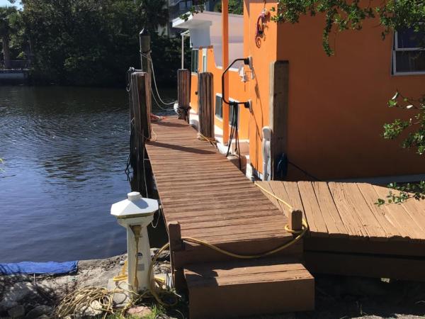 Updated houseboat on the river! : photo 1 de la chambre bungalow 2 chambres