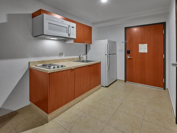 Extended Suites Monterrey Aeropuerto : photo 4 de la chambre suite lit queen-size