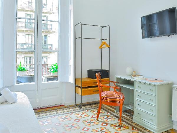 Hostal Girona : photo 7 de la chambre chambre double ou lits jumeaux avec balcon et salle de bains commune