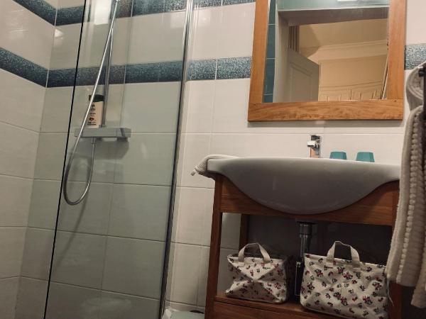 Chambres d'Hôtes Les Foulons : photo 5 de la chambre chambre double - vue sur rue