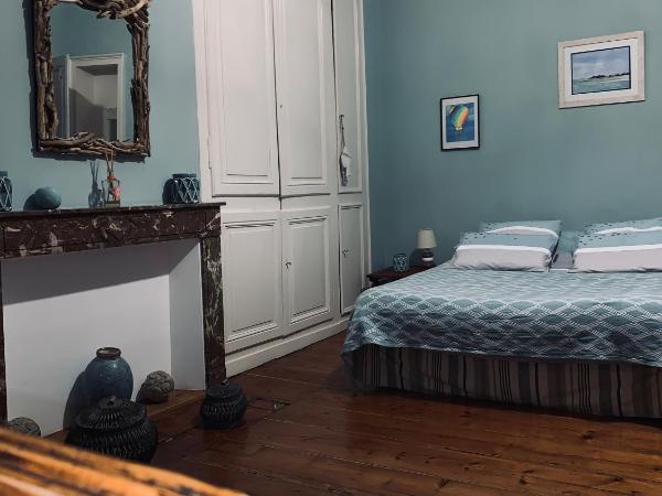 Chambres d'Hôtes Les Foulons : photo 4 de la chambre chambre double - vue sur rue