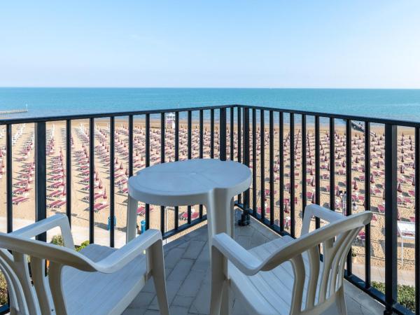 Hotel Mondial : photo 1 de la chambre chambre double ou lits jumeaux - vue sur mer