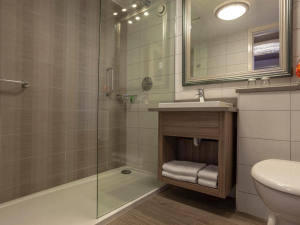 The Gleneagle Hotel & Apartments : photo 2 de la chambre chambre double avec balcon