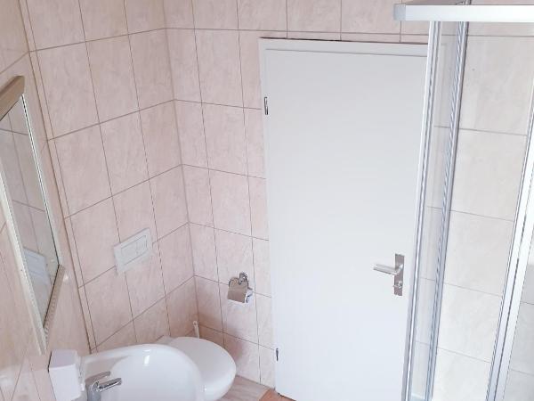 Pension Giesserstrasse Leipzig : photo 1 de la chambre chambre lits jumeaux standard avec salle de bains commune
