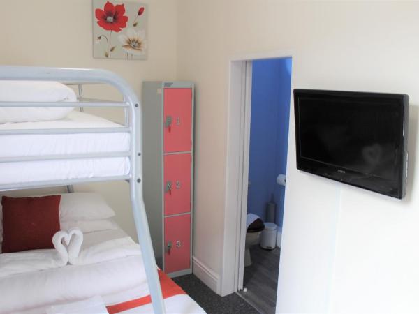 Backpackers Blackpool - Family Friendly Hotel : photo 7 de la chambre chambre familiale avec salle de bains privative