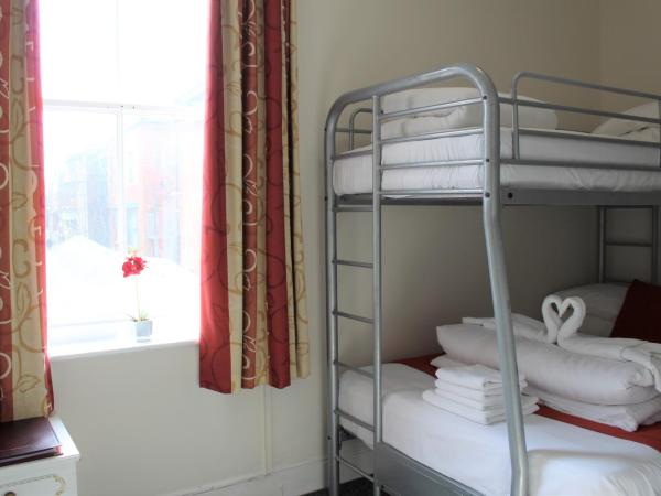 Backpackers Blackpool - Family Friendly Hotel : photo 2 de la chambre chambre familiale avec salle de bains privative